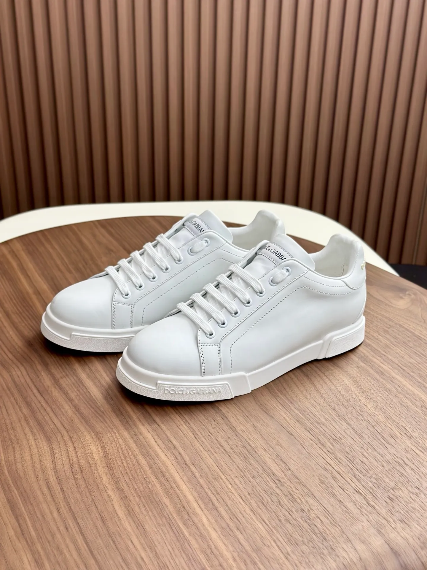 New product 💰800 DG Dolce & Gabbana men's shoes 💰ortofino calfskin sneakers ♞size; 39~44 (customized 38.45.46) Iconic men's shoes 💰ortofino series of sneakers, classic and timeless style, now presented with fashionable details. The calfskin engraved DG logo is a subtle finishing touch. Men's shoes💰ortofino calfskin sneakers:
